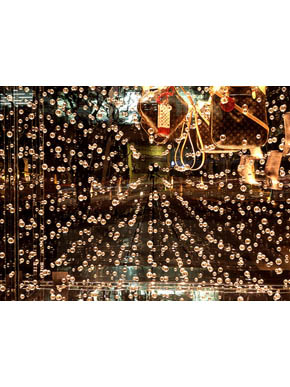 Οι αμέτρητες αιωρούμενες σφαίρες στο εσωτερικό